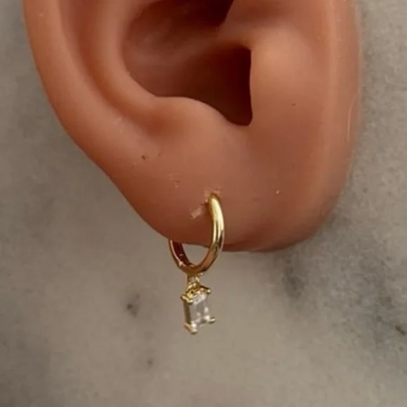 18k Gold Crystal Princess Dangle Huggie Hoop Earrings
Brand New - Picture 4 of 4